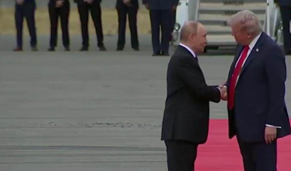 Trump şi Putin, strângere de mână şi zâmbete pe covorul roşu în Alaska înaintea summitului